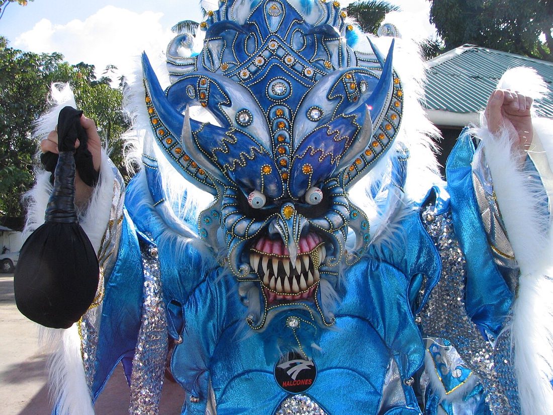 Macarao con traje azul en el Carnaval de Bonao