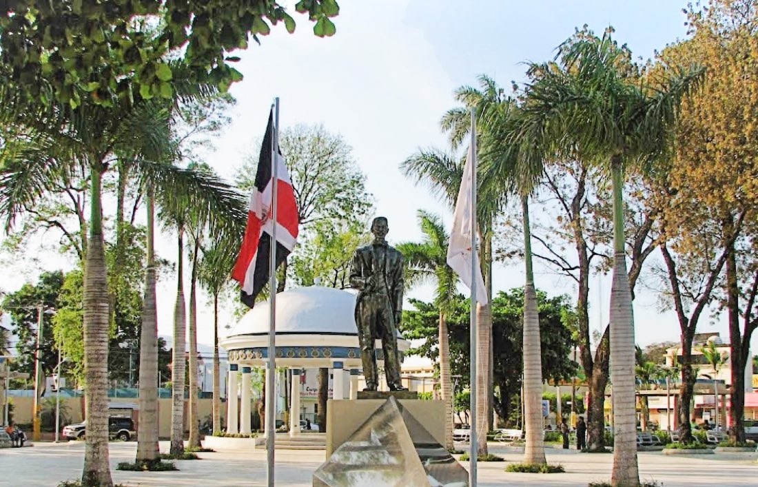 Estatua y palmeras del Parque Duarte de Bonao